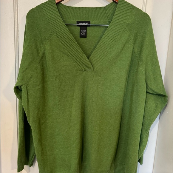 Avenue Green V-Neck Sweater Lightweight Knit - Picture 2 of 5